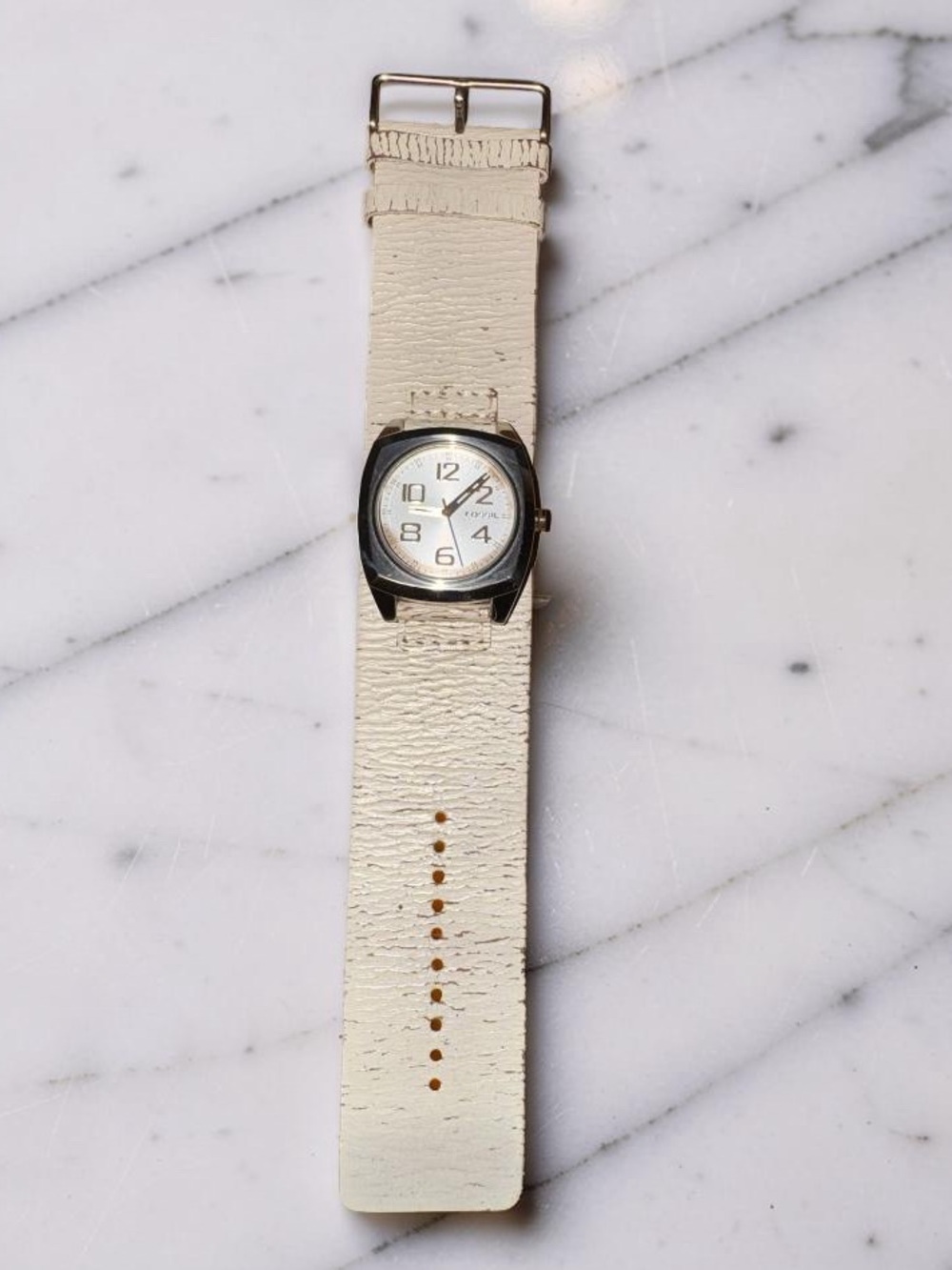 Fossil Distressed Leather Strap Watch - Picture 2 of 4